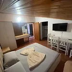 Ξενοδοχείο Laura *