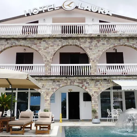 Laura 酒店 *
